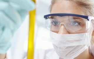 Vucütta toksin birikmesi testi yapan bir doktorun yakın çekimi