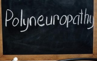 Steteskop önünde tahtaya yazılmış polinöropati yazısı.